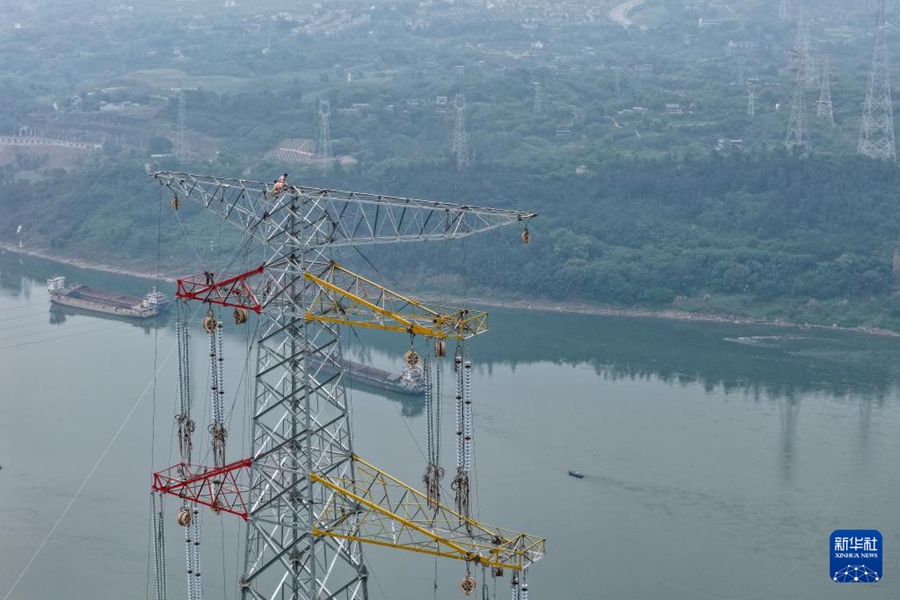 長江を横断する送電線架設作業をサポートするドローン　重慶市