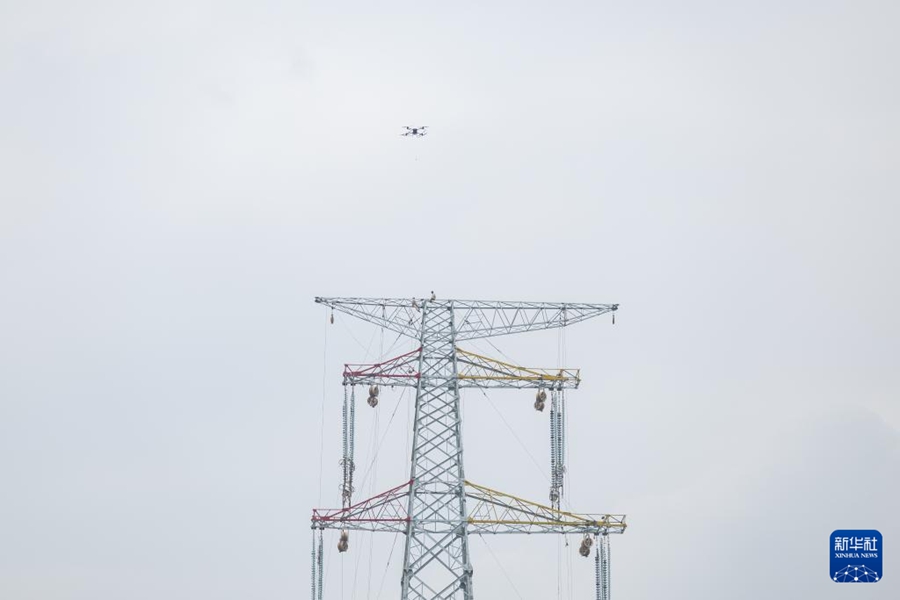 長江を横断する送電線架設作業をサポートするドローン　重慶市