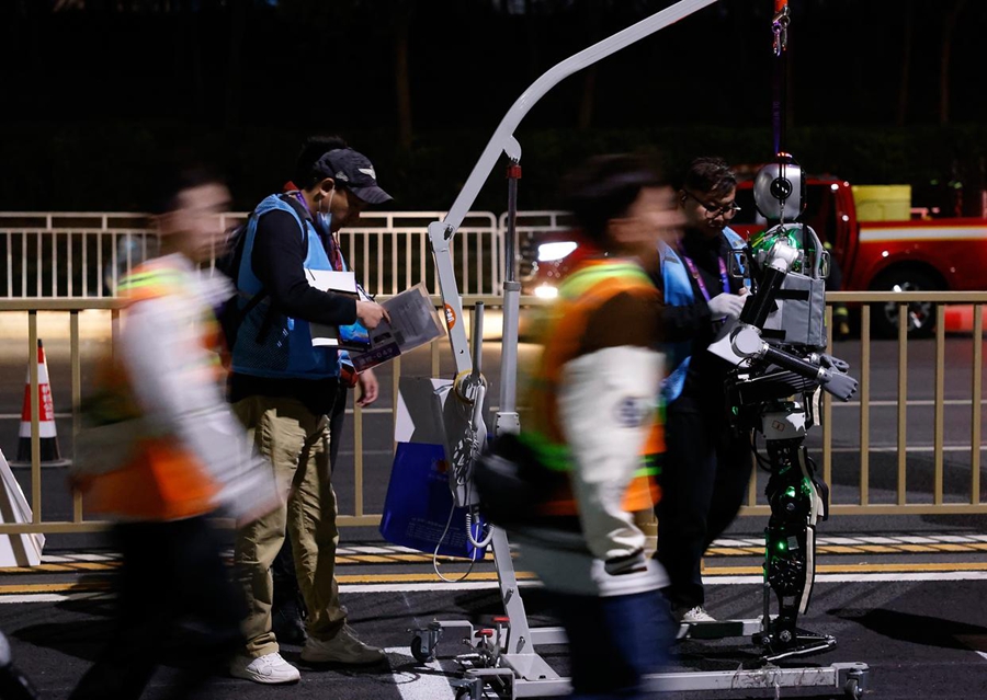 テストイベントで走るロボット（4月11日撮影・王麗莉）。