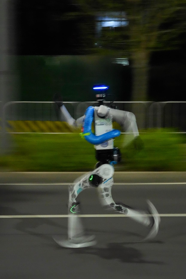 北京で人型ロボット・ハーフマラソンの総合テスト実施