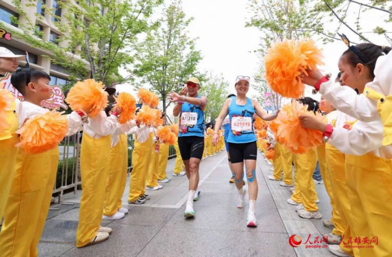 完走したランナーを迎える雄安新区と「同じ年」の子供たち(撮影・李兆民)。