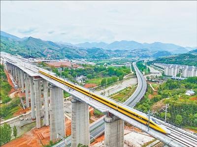 設計時速350キロメートルの西十高速鉄道、試験走行で時速385キロを記録