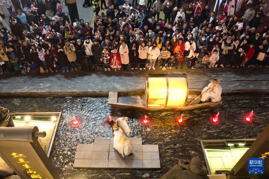 西安氏大唐不夜城街区で、詩人・李白をモデルに創作されたパフォーマンスを鑑賞する観光客（2025年1月22日ドローンによる撮影）。