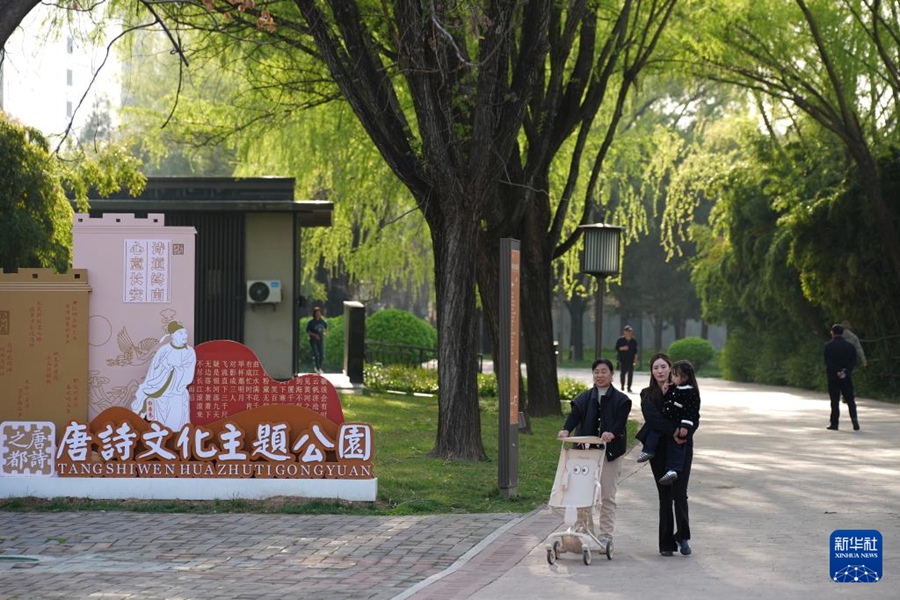 西安市曲江新区にある唐詩文化テーマパークを散策する観光客（3月24日撮影）。