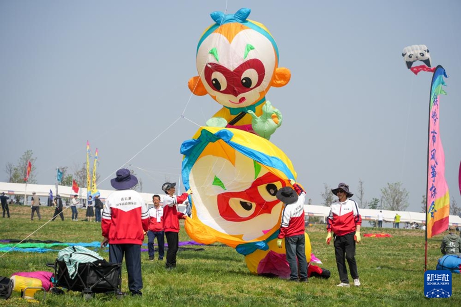 空に舞うユニークな凧の数々　第43回濰坊国際凧揚げ大会