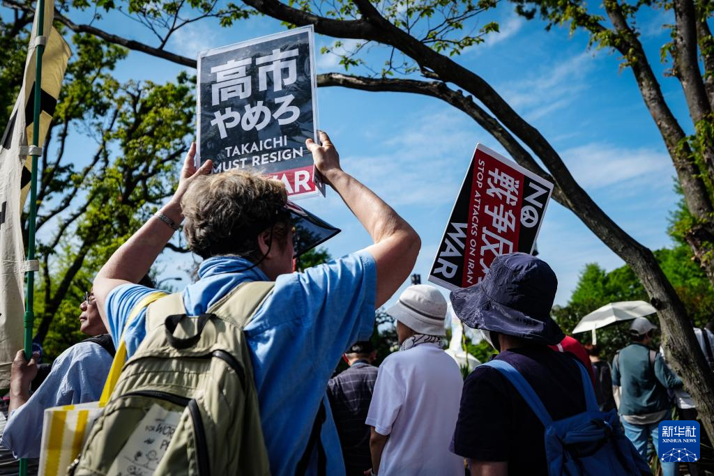 4月19日、東京の国会議事堂周辺で平和憲法の擁護を訴える抗議活動に参加する人々（撮影・賈浩成）