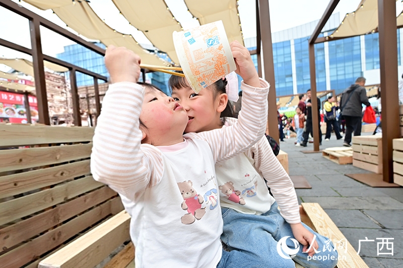 米粉を食べる女の子たち（撮影・雷琦竣）。