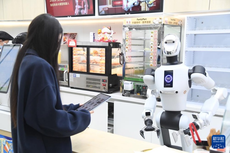 ロボットがコンビニに「入社」　北京