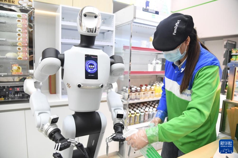 ロボットがコンビニに「入社」　北京