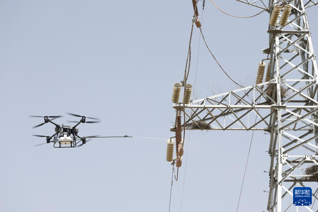 ドローンによる洗浄作業で電力網の安全リスクを解消　寧夏・銀川
