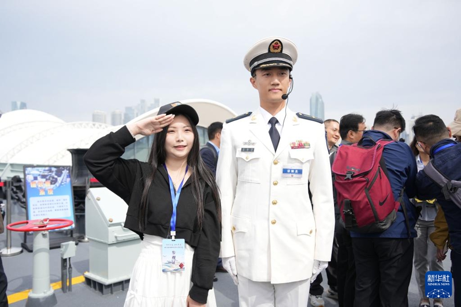 台湾同胞が海軍創設77周年記念の艦艇一般公開イベントに参加