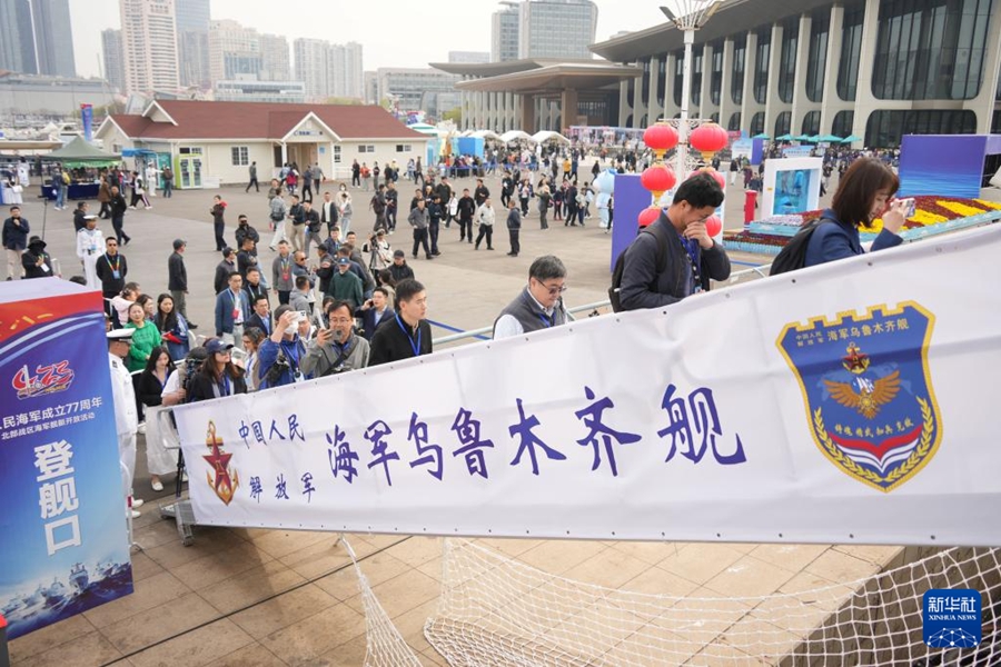 4月23日、海軍創設77周年記念の艦艇一般公開イベントに参加した台湾同胞（撮影・李傑）。