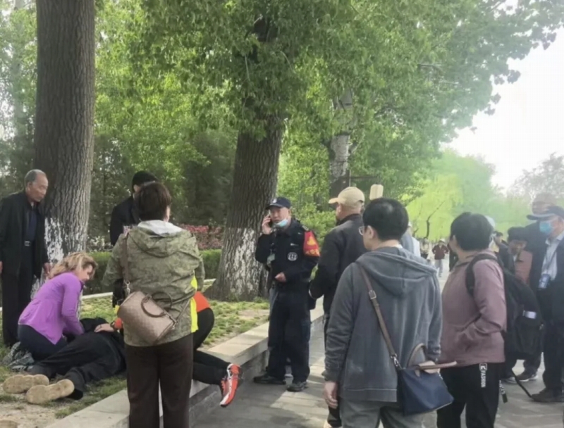 心筋梗塞で倒れた高齢者を中国人と外国人の観光客が力を合わせて救助　北京