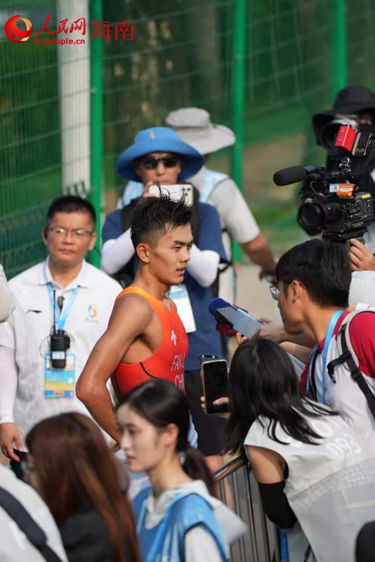 三亜アジアビーチゲームズで中国の金メダル第1号を手にした中国代表の范俊傑選手（撮影・王忠華）。