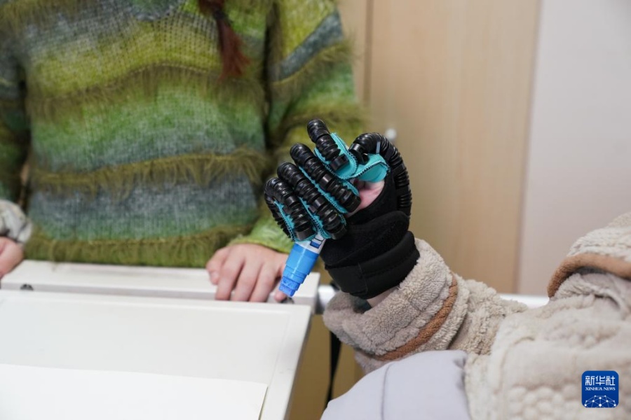 BMI技術で再び筆を握るようになった麻痺患者