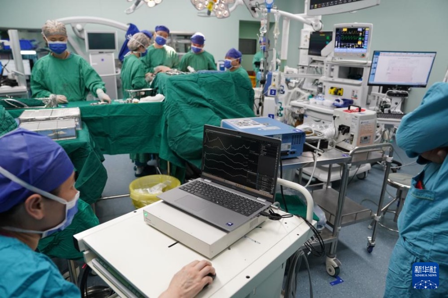 BMI技術で再び筆を握るようになった麻痺患者
