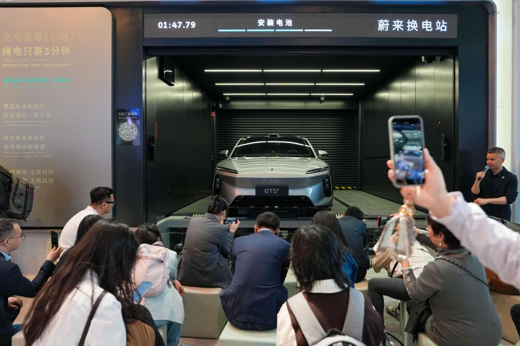 2026北京モーターショーの蔚来の展示エリアで行われた電気自動車の充電・バッテリー交換ステーションのデモンストレーション(撮影・鞠煥宗)。