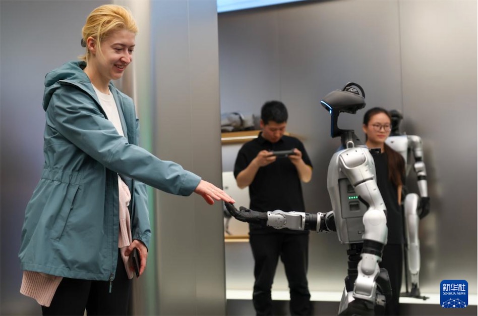 4月30日、宇樹科技（Unitree）の全国初の直営店で同社のG1人型ロボットと交流しているロシアからの観光客。（撮影・鞠煥宗）