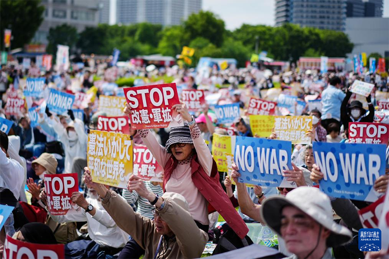 5月3日、日本・東京都江東区有明にある東京臨海広域防災公園で、手持ちバナーを持って集会に参加した人々。（撮影・賈浩成）