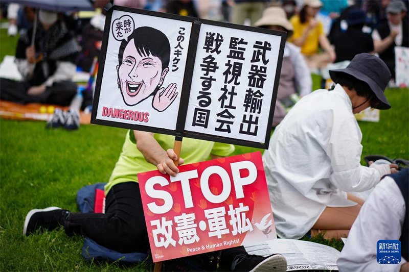 5月3日、日本・東京都江東区有明にある東京臨海広域防災公園で、手持ちバナーを持って集会に参加した人々。（撮影・賈浩成）