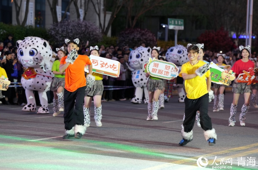 民俗パレードの様子（撮影・况玉）。