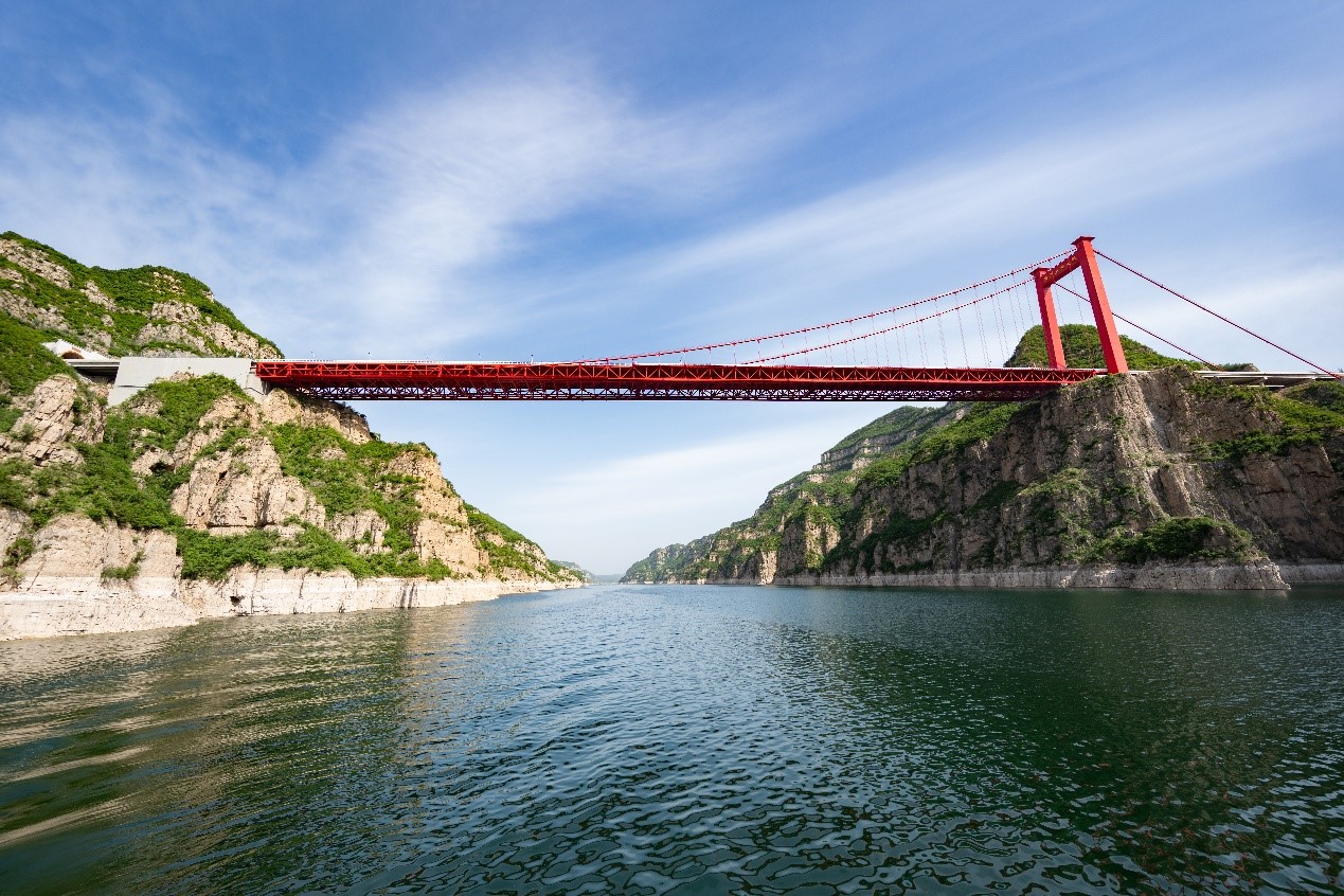 黄河三峡景勝地に架かる黄河三峡大橋（撮影・李雲）。