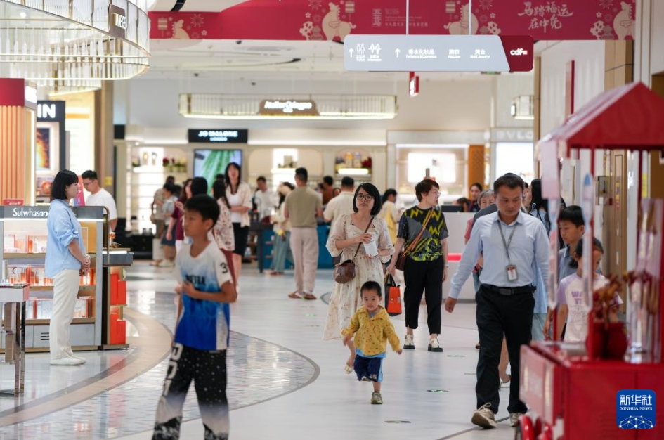 中免集団海口日月広場免税店で、商品を選ぶ買物客（5月4日撮影・楊冠宇）。