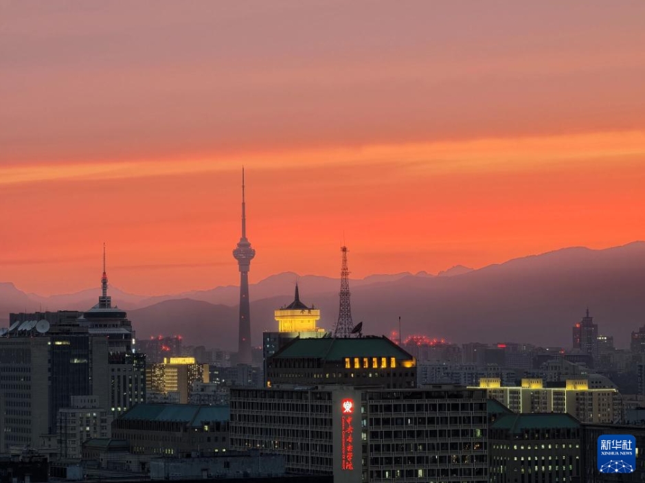 北京の宣武門付近から撮影された夕焼け（5月6日撮影・邢広利）。