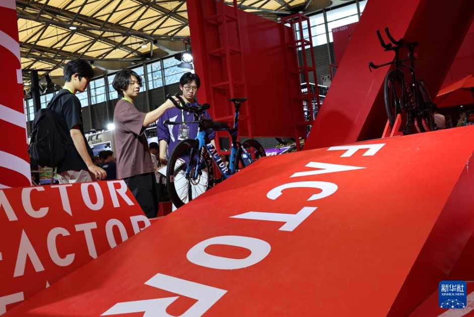 自転車の展示品の前で、足を止めて見入る来場者（5月6日撮影・方喆）。