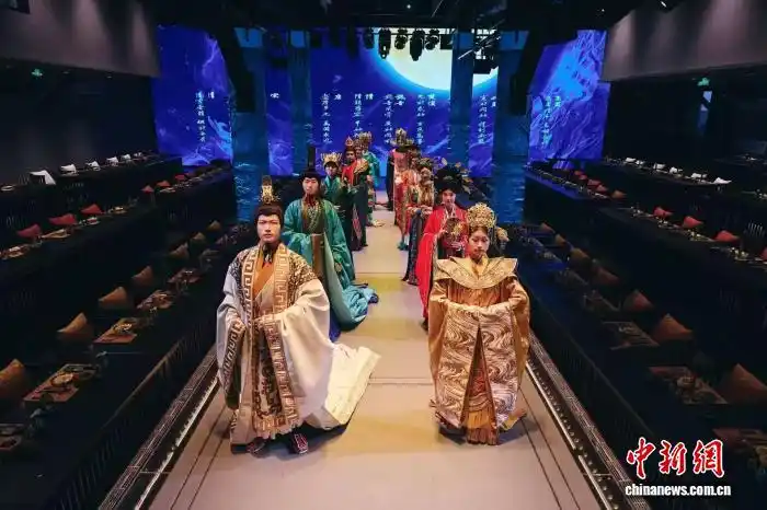 中国国内外から来た客が中国伝統の衣装に対する理解を深めることができる華東エリア1号店となる上海の「蜀宴賦」で披露されている「盛世華章」がテーマの華服ショー（写真提供・蜀宴賦）。