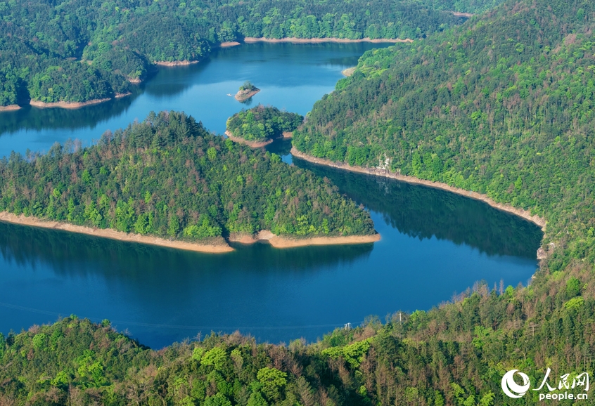 連なる山々と碧く澄んだ水、青々とした空が互いの美しさを引き立て合う江西省宜春市靖安県を流れる北潦河中流に位置する小湾ダム（撮影・毛思遠）。