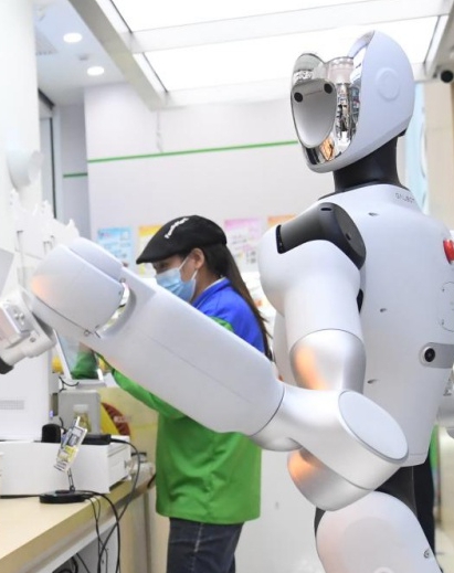 ロボットがコンビニに「入社」