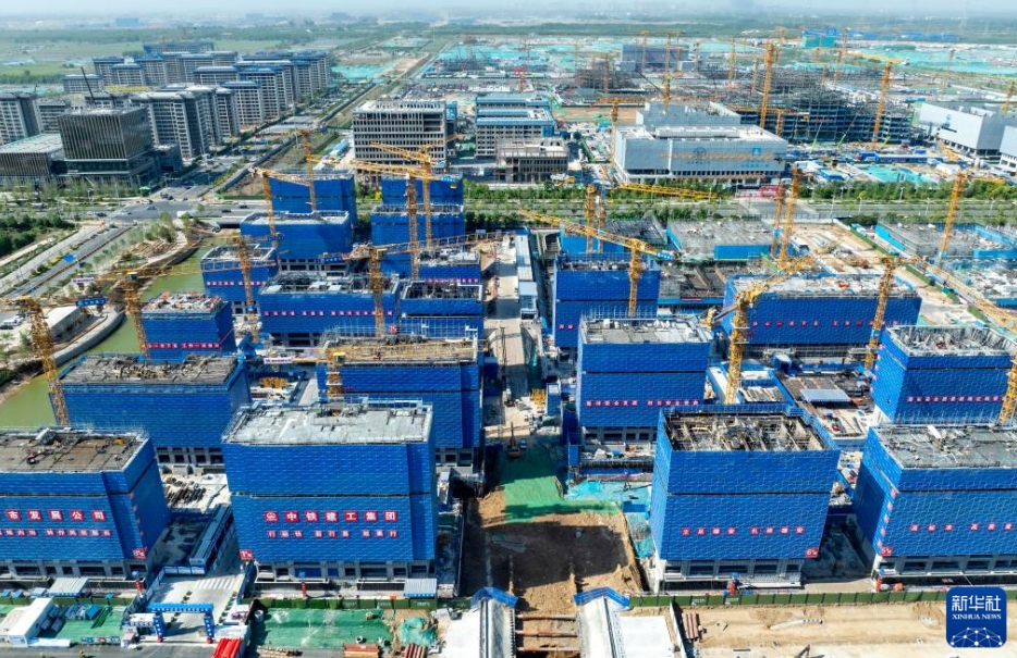 雄安新区大学城非首都機能移転支援プロジェクト（第二期）住宅エリアの建設現場（5月8日ドローンによる撮影・牟宇）。
