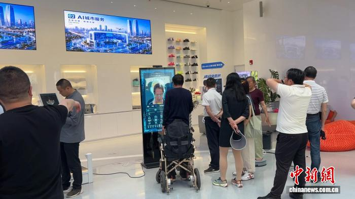各種AI製品を体験しようと、途切れることなく多くの市民が訪れていた。撮影・張易安