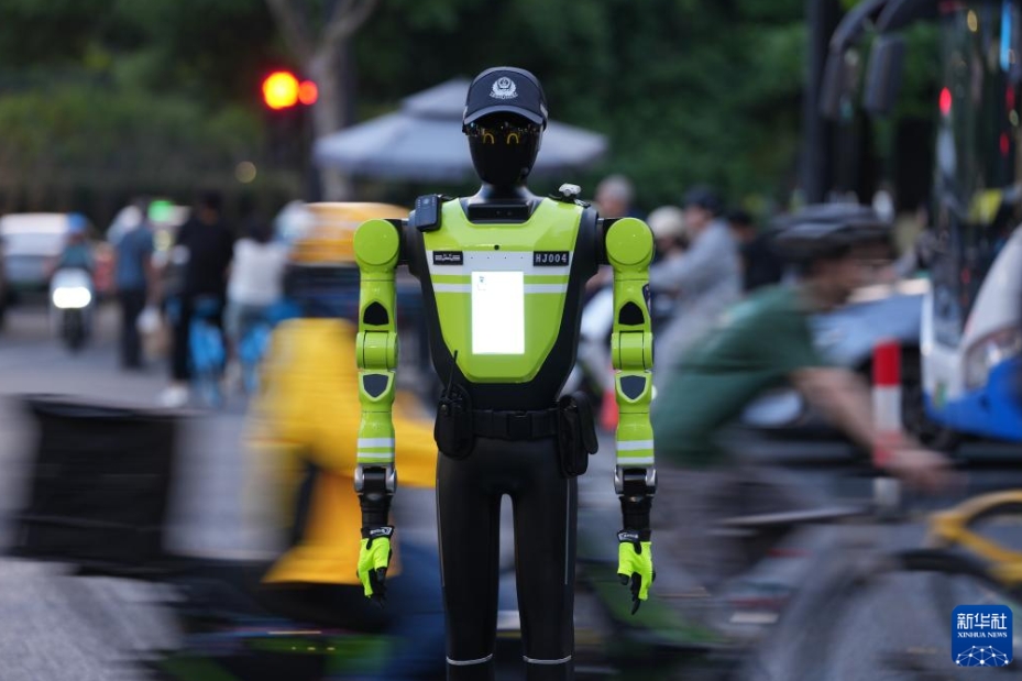 交通管理ロボットが街中での勤務をスタート　浙江省杭州