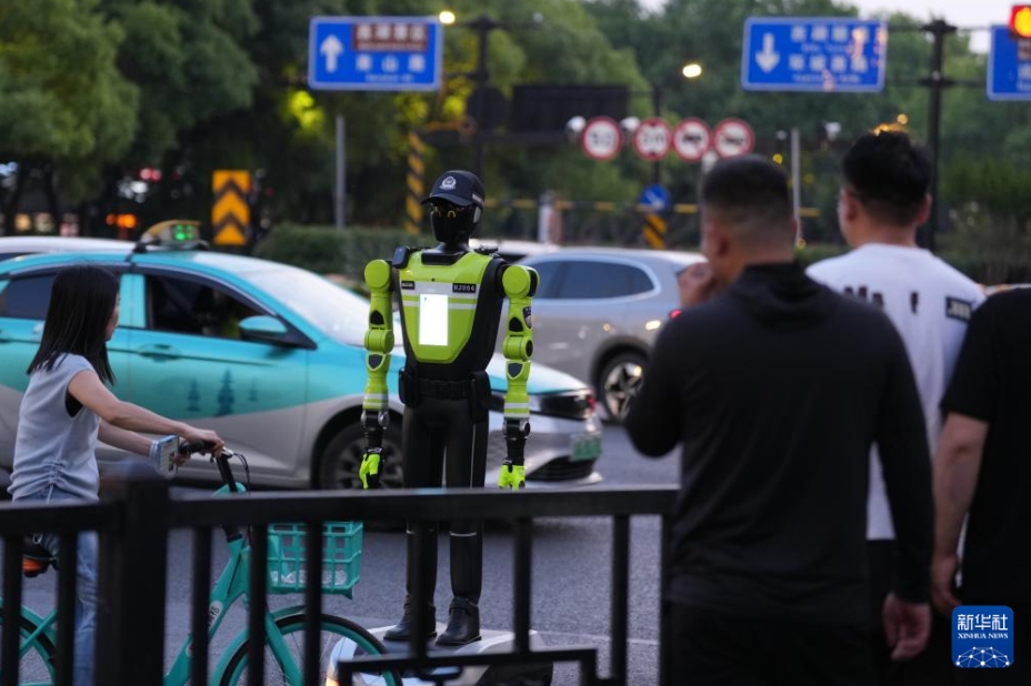 交通管理ロボットが街中での勤務をスタート　浙江省杭州
