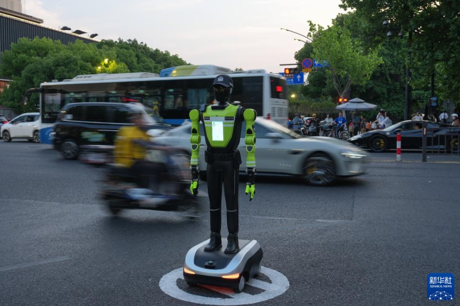 交通管理ロボットが街中での勤務をスタート　浙江省杭州