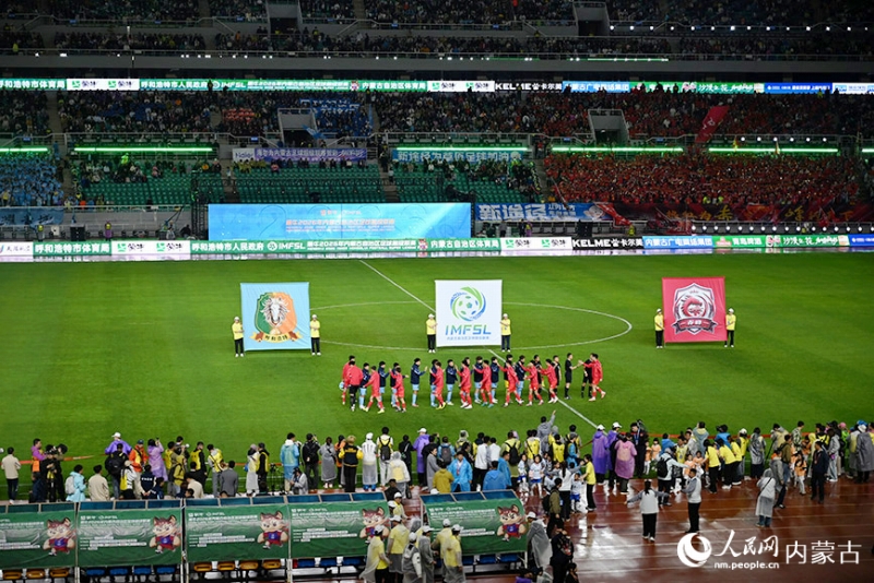 開幕戦となった呼和浩特チーム対赤峰チームの試合の様子（撮影・劉芸琳）。