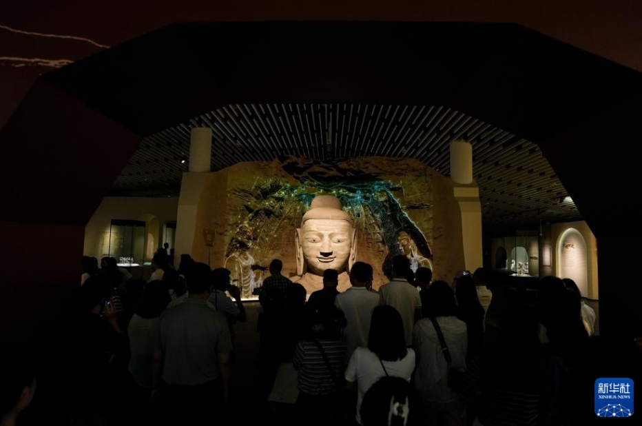 四川省広漢市の三星堆博物館で、「雲崗石窟特別展」を鑑賞する来館者（5月18日撮影・王曦）。