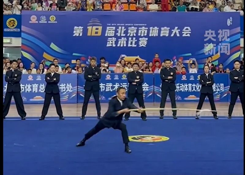 張准教授は、世界武術選手権大会のチャンピオンで、中国においてスポーツ選手に授与される最高の称号「国際級運動健将」を受領。北京市武術協会の副会長を務め、動画では花槍を用いた演武を披露。