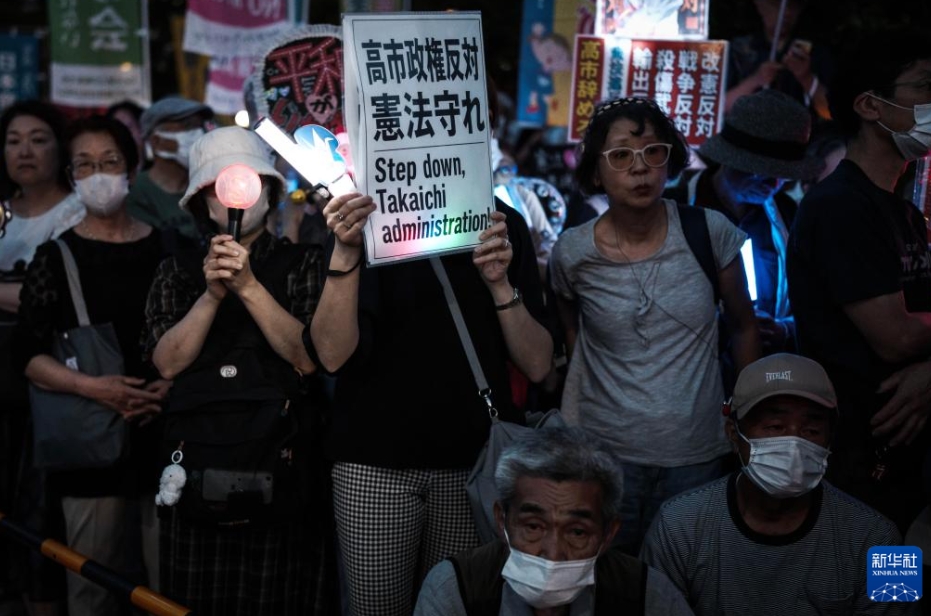 東京の国会議事堂前で、プラカードを手にデモに参加した人々（5月19日撮影・賈浩成）。