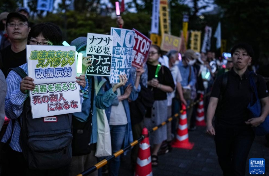 東京の国会議事堂前で1万人が「平和憲法」の改憲に抗議　日本