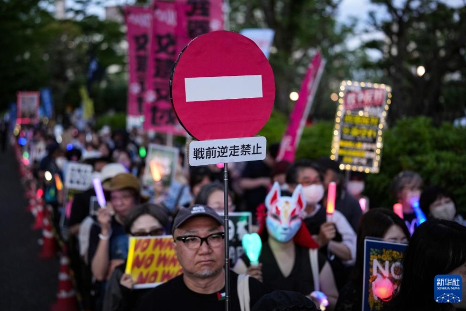 東京の国会議事堂前で1万人が「平和憲法」の改憲に抗議　日本