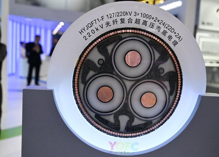 スペイン・バルセロナで開催された2026年のモバイル・ワールド・コングレスに出展された長飛光繊光纜製造の光ファイバー複合超高圧海底ケーブル。（3月2日に撮影・程敏）