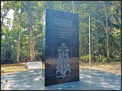 サンダカン記念公園内にある黒御影石の記念碑。