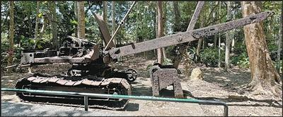 サンダカン記念公園内に残る当時の掘削機。