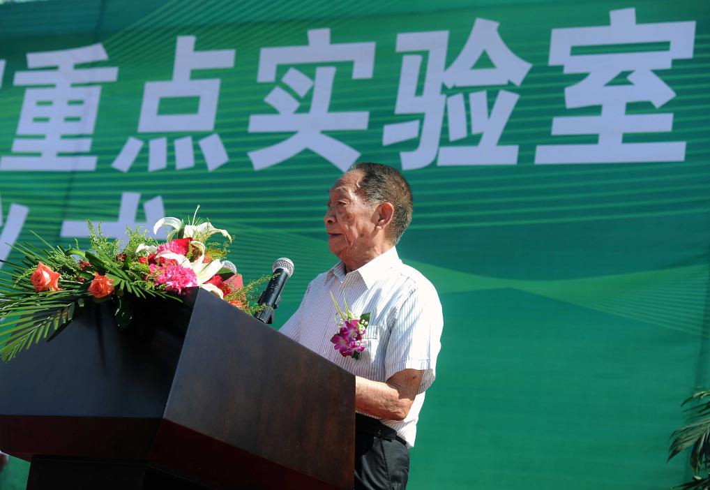 2011年6月25日、湖南ハイブリッド米研究センターと武漢大学が共同設立したハイブリッド米国家重点実験室（22年にハイブリッド米全国重点実験室へ改称）の除幕式が長沙で行われ、式典であいさつする中国工程院院士の袁隆平氏。撮影・李尕