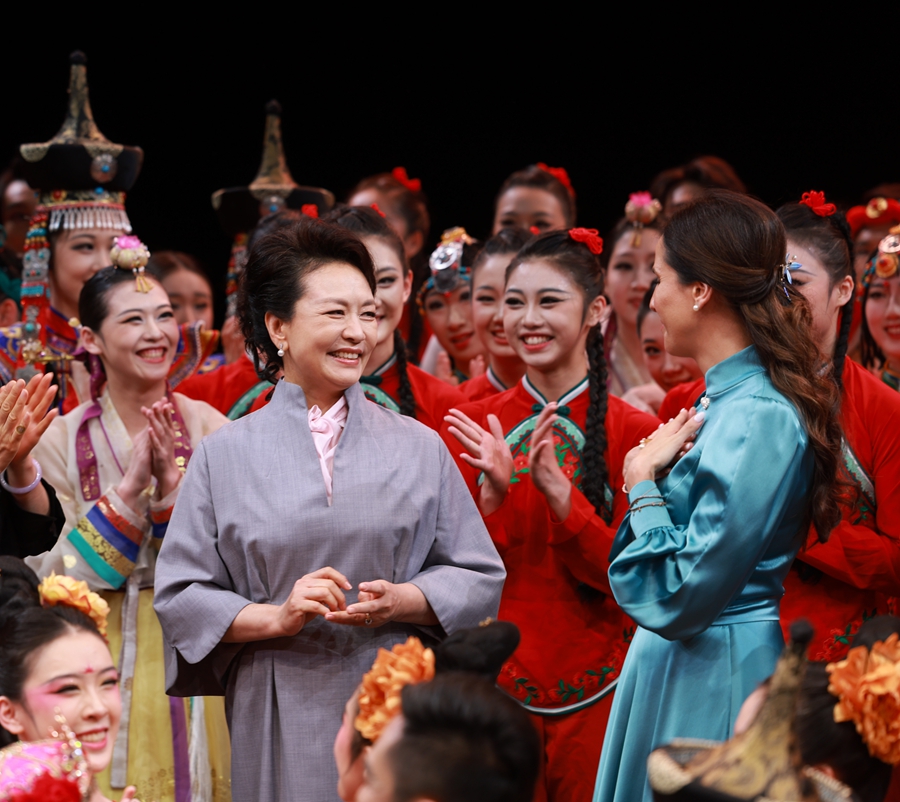 中国とセルビアの首脳夫人が北京舞踊学院を見学