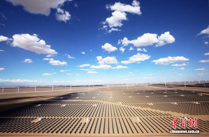 哈密（ハミ）煙墩の風力・太陽光ハイブリッド発電所。撮影・張利民