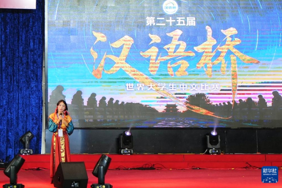 ベトナムホーチミンで開催された第25回「漢語橋」世界大学生中国語コンテストベトナム南部地区決勝で、「天下一家(One World，One Family)」をテーマにしたスピーチをする出場者（5月15日撮影・劉潁）。